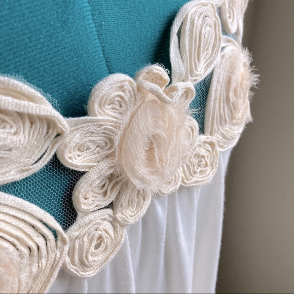 3D floral collared dress in off-white from Blu Heaven - Picture 4 of 6